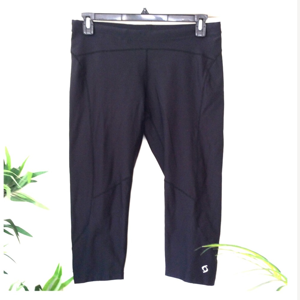 Moving Comfort Medium Black Workout Capri …